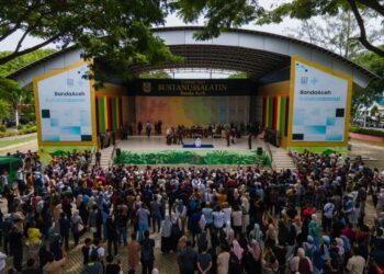EMPAT individu disebat di sebuah taman awam di Banda Aceh. - AFP