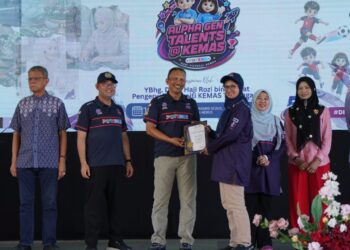 ROZI Mamat (tiga dari kiri) menyampaikan hadiah kepada peserta sempena Hari Kemahiran Kemas dan Program Alpha Gen Talents@Kemas Peringkat Negeri Terengganu, Terengganu. - UTUSAN/ ERMA YUSNIDA JUSOH