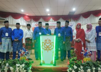 ASYRAF Wajdi Dusuki (tengah) menyempurnakan gimik perasmian Mesyuarat Perwakilan UMNO Bahagian Kota Bharu Empat Peringkat Tahun 2026 di Kota Bharu, Kelantan. - UTUSAN/MUSTAQIM MOHAMED