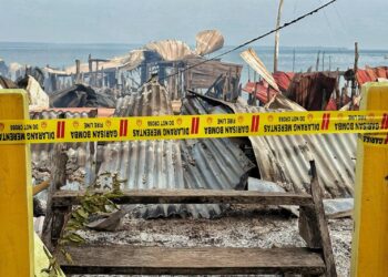 SEBANYAK 28 rumah atas air jenis tidak kekal musnah dalam kejadian kebakaran di Kampung Nunuyan Laut, Pulau Nunuyan Laut di sini awal pagi tadi. GAMBAR MEDIA SOSIAL