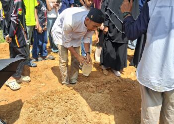 SAIFULNIZAM Sulaiman menyiram air di pusara Allahyarham Nur Fatima Syuhada Abdullah di Tanah Perkuburan Islam Kampung Sanggang, Sanggang Seberang di Temerloh, Pahang. - UTUSAN/SALEHUDIN MAT RASAD