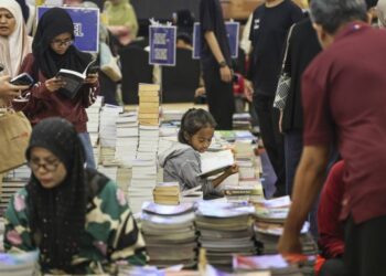 MINat membaca mesti dipupuk  sejak kecil supaya generasi membaca sentiasa ada dan mengelak industri perbukuan merudum – GAMBAR HIASAN