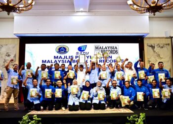 ABDUL Karim Endut (tengah) bersama kakitangan operator bergambar pada Majlis Penyerahan Malaysia Book of Records di Kuala Terengganu, Terengganu. - UTUSAN/PUQTRA HAIRRY