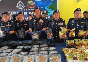 JAUTEH menunjukkan rampasan 329 kg dadah jenis Methamphetamine, hasil Operasi Bayu 10 dan Operasi Bayu 11 pada sidang media di IPD Semporna, hari ini. UTUSAN/ NASRAWATI SYARIFUDDIN