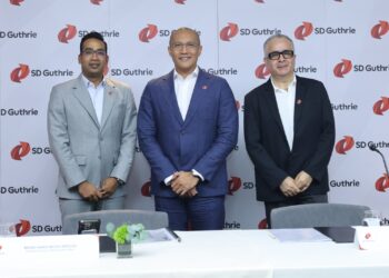 MOHD. Haris Mohd Arshad (tengah) diiringi oleh Ketua Pegawai Kewangan Kumpulan SD Guthrie, Shahrizal Suhainy (kiri) dan Ketua Pegawai Eksekutif Global Trading SD Guthrie, Sandeep Bhan (kanan) bergambar selepas sidang akhbar pengumuman FYP2026 SD Guthrie di EQ Kuala Lumpur, semalam. - UTUSAN/AMIR KHALID