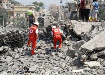 ANGGOTA keselamatan dan orang ramai bergegas ke lokasi serangan Israel di selatan Lubnan. - AFP