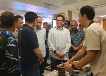 MOHD. Shahar Abdullah (tengah) melawat reruai pameran selepas Majlis Perasmian Mesyuarat Agung Tahunan PKMM Negeri Kelantan Kali Ke-49 di Kota Bharu, Kelantan. - UTUSAN/MUSTAQIM MOHAMED