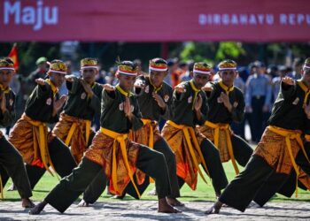 GAMBAR fail peserta lelaki bersilat bagi meraikan Hari Kemerdekaan Indonesia. - AFP