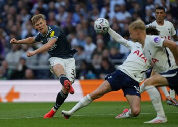 PEMAIN tengah Newcastle United, Lewis Hall (kiri) melepaskan percubaan ke arah gawang ketika aksi Liga Perdana Inggeris (EPL) menentang Tottenham Hotspur di Stadium Tottenham Hotspur, London, kelmarin. - AFP