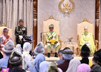 AL-SULTAN Abdullah Ri’ayatuddin Al-Mustafa Billah Shah (tengah) bertitah pada Istiadat Pengurniaan Darjah-Darjah Kebesaran dan Pingat-Pingat Negeri Pahang Darul Makmur sempena Memuliakan Ulang Tahun Hari Keputeraan Ke-67 Sultan Pahang di Istana Abdulaziz di Kuantan, Pahang.