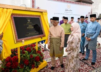 AL-SULTAN Abdullah merasmikan Masjid Baharu Kampung Desa Murni,Kerdau Temerloh Pahang. - UTUSAN/ SALEHUDIN MAT RASAD