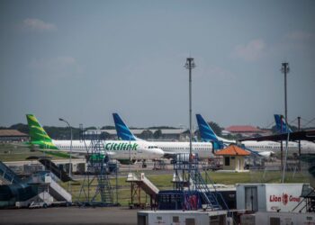 SEORANG warga Malaysia ditahan di Surabaya selepas tiba menaiki penerbangan dari Kuala Lumpur. - AFP