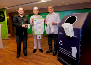 PENGARAH Urusan Kumpulan dan Ketua Pegawai Eksekutif TH, Mustakim Mohamad (kiri) bersama Pendeposit TH (tengah) dan Ketua Pegawai Eksekutif TH Travel and Services, Tengku Datuk Badlishah Shukri T. Ibrahim (kanan) ketika melancarkan fasa baharu Program Haji Lestari kaedah kitar tinggi (upcycling) bagi menghasilkan pelbagai produk bernilai tambah seperti sejadah mini dan beg serbaguna di Ipoh, Perak.