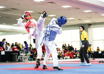 AKSI Muhammad Nasruddin Azrin (kiri) menentang lawannya dari Universiti Malaya, Koh Hong Sern dalam final taekwondo lelaki kategori 74 kilogram Sukan Institusi Pengajian Tinggi (SUKIPT) 2026 di Universiti Malaya, kelmarin. - UTUSAN/ISKANDAR ISHAK