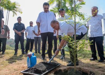 WAN Rosdy Wan Ismail melakukan gimik perasmian menanam pokok sempena Sambutan Hari Hutan Antarabangsa Peringkat Negeri Pahang 2026 di Institut Pendidikan Guru (IPG) Kampus Tengku Ampuan Afzan, Kuala Lipis, Pahang.