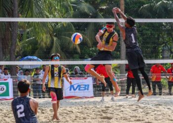 Pemain Perak, Low Jeng Yih (dua dari kanan) melakukan rejaman ketika menentang Terengganu pada perlawanan akhir bola tampar pantai Sukan Malaysia (SUKMA) Selangor 2026 di Gelanggang Bola Tampar Pantai MBSA,  hari ini. - UTUSAN/ISKANDAR ISHAK