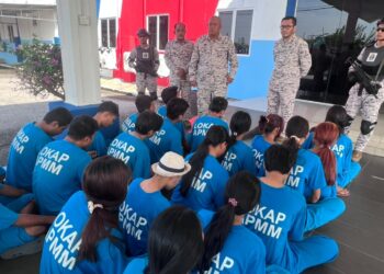KAMAL Mohamad (tiga kanan) semasa memeriksa pendatang asing tanpa izin (PATI) Myanmar yang ditangkap di Pejabat Maritim Malaysia Kelantan di Tok Bali, Pasir Puteh, Kelantan.
