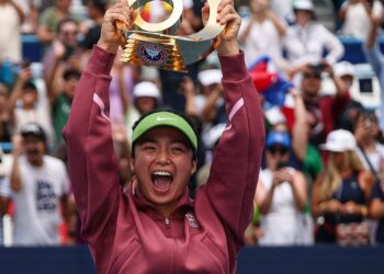 Alexandra Eala menjulang trofi tenis Terbuka Washington selepas menewaskan Jessica Pegula dalam perlawanan akhir di gelanggang William H.G. FitzGerald Tennis Center, semalam. - AFP