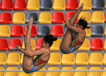 Gandingan penerjun Sarawak, Nur Eilisha Rania Abrar Raj dan Nurul Farisya Alia Affendi mempertahankan pingat emas acara terjun seirama 10 meter platform wanita pada Sukan Malaysia (SUKMA) Selangor 2026, semalam. - UTUSAN/
SHIDDIEQIIN ZON
