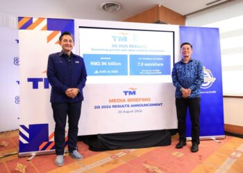AMAR Huzaimi Md Deris (kiri) pada taklimat media prestasi suku kedua tahun kewangan 2026 hari ini.