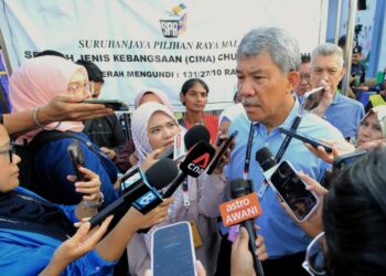 MOHAMAD Hasan ditemui pemberita di Pusat Mengundi SJKC Chung Hua, Rantau, Seremban hari ini. - UTUSAN/MOHD. SHAHJEHAN MAAMIN