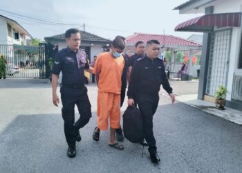 MUHD. Sirrul Akmal Rasali (tengah) semasa dibawa oleh polis  untuk prosiding perbicaraan di Mahkamah Majistret Tumpat, Kelantan. - UTUSAN/ROHANA ISMAIL