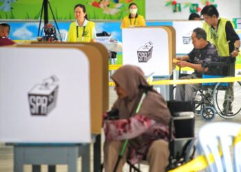 SUASANA pengundian sempena PRN Negeri Sembilan di Pusat Pengundian SJKC Chung Hua, Rantau pagi tadi. - UTUSAN/MOHD. SHAHJEHAN MAAMIN