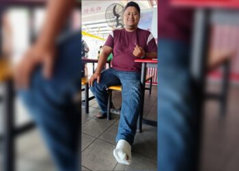 MUHAMMAD Idzham Mohd. Razi tetap keluar mengundi pada PRN Negeri Sembilan ke-16 di Seremban hari ini walaupun mengalami kecederaan kaki. - UTUSAN/NAZARUDIN SHAHARI