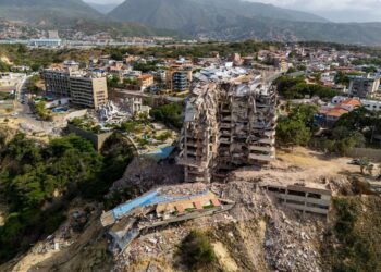 BEBERAPA bangunan rosak akibat gempa bumi di Venezuela. - AFP