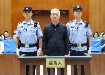 XU Jiayin (tengah) dijel seumur hidup dan denda 15.82 bilion yuan. - AFP