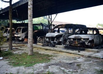 KENDERAAN di pejabat Organisasi Pentadbiran Daerah Kecil Bongor di daerah Ra-ngae di wilayah Narathiwat, selatan Thailand hangus susulan berpuluh-puluh serangan bom dan pembakaran yang diselaraskan di seluruh selatan Thailand oleh kumpulan pemisah. -AFP