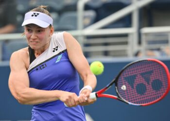 RYBAKINA membalas pukulan Thea Frodin dari Amerika Syarikat pada aksi pusingan pertama perseorangan wanita Kejohanan Tenis Terbuka AS di Pusat Tenis Nasional USTA Billie Jean King, New York.-AFP