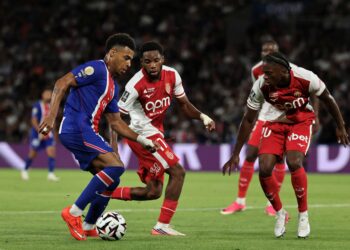 Penyerang Paris Saint-Germain (PSG), Désiré Doué berebut bola dengan pemain tengah AS Monaco, Stanis Idumbo, ketika aksi Ligue 1 di Stadium Parc des Princes.-AFP
