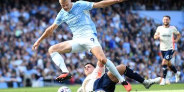 Penyerang Manchester City, Erling Haaland pasukan perlu kekal di atas padang, dengan sokongan penyokong menjadi elemen penting ketika mereka mengharungi tempoh penuh tekanan itu.-AFP
