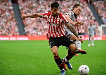 Pemain Athletic Bilbao, Yuri Berchiche diasak pemain tengah Atletico Madrid, Pablo Barrios, ketika aksi La Liga di Stadium San Mames, Bilbao.-AFP