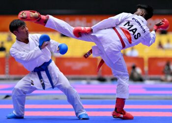 Atlet karate Malaysia, Thevendran Kaliana Sundram (kanan) beraksi menentang wakil Nepal, Rakesh Manandhar dalam pertarungan pingat gangsa kumite lelaki bawah 55kg pada Sukan Asia Aichi-Nagoya 2026 di Gimnasium Toyohashi, Aichi, hari ini.-AFP