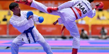 Atlet karate Malaysia, Thevendran Kaliana Sundram (kanan) beraksi menentang wakil Nepal, Rakesh Manandhar dalam pertarungan pingat gangsa kumite lelaki bawah 55kg pada Sukan Asia Aichi-Nagoya 2026 di Gimnasium Toyohashi, Aichi, hari ini.-AFP