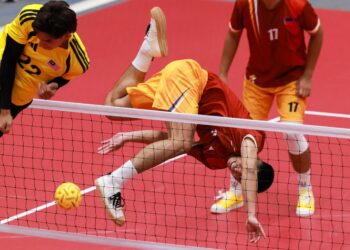 Pemain Filipina, Glindel Phori (tengah) melakukan libasan ketika menentang Malaysia dalam acara regu berpasukan lelaki Sukan Asia Aichi-Nagoya di Gimnasium Mizuho Park, Nagoya, hari ini.-AFP