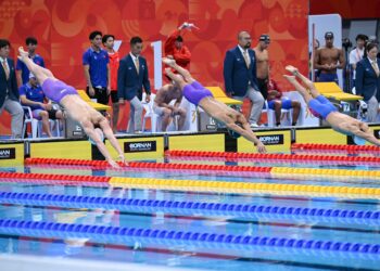 Aksi perenang dalam acara akhir renang berganti-ganti 4x200 meter gaya bebas lelaki pada Sukan Asia Aichi-Nagoya 2026 di Pusat Akuatik Tokyo, Tokyo, hari ini.-AFP