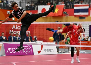 Pemain regu lelaki negara, Aidil Aiman Azwawi (kanan) bersaing dengan pemain Thailand, Tanaphon Sapyen pada aksi final Sukan Asia Aichi-Nagoya 2026 di Nagoya, Jepun, semalam. Malaysia tewas 0-2 kepada Thailand untuk meraih pingat perak.-AFP