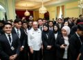 ANWAR Ibrahim bersama peserta Program MADANI Fellowship 2026 di Bangunan Perdana Putra, Jabatan Perdana Menteri, semalam. – BERNAMA