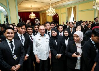 ANWAR Ibrahim bersama peserta Program MADANI Fellowship 2026 di Bangunan Perdana Putra, Jabatan Perdana Menteri, semalam. – BERNAMA