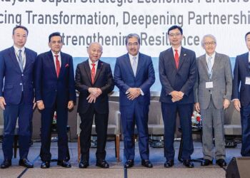 JOHARI Abdul Ghani bersama kepimpinan Persatuan Ekonomi Malaysia-Jepun dan Persatuan Ekonomi Jepun-Malaysia Ke-43 selepas menyampaikan ucaptama di persidangan persatuan itu di Kuala Lumpur, semalam.