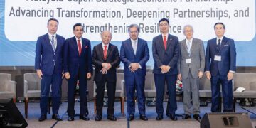JOHARI Abdul Ghani bersama kepimpinan Persatuan Ekonomi Malaysia-Jepun dan Persatuan Ekonomi Jepun-Malaysia Ke-43 selepas menyampaikan ucaptama di persidangan persatuan itu di Kuala Lumpur, semalam.