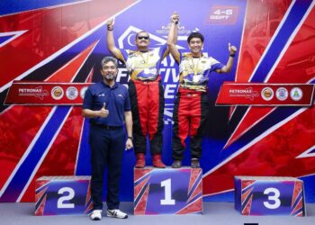 AZRUL Azhar Norbakari (tengah) dan jurupandu arah, Muhammad Irfan Azman muncul juara P1 dalam kelas M1 dan menamatkan perlumbaan di tempat kelima keseluruhan sempena Malaysia Festival of Speed (MFOS) 2026 di Sepang, Selangor baru-baru ini.-UTUSAN/FB Malaysia Festival Of Speed