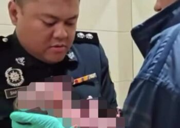 TANGKAP layar satu rakaman video menunjukkan seorang bayi yang masih bertali pusat dijumpai di LTAPP, Pulau Pinang. GAMBAR/MEDIA SOSIAL
