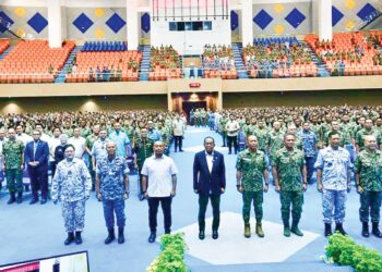 MOHAMED Khaled Nordin dalam Program Syarahan Eksekutif Menteri Pertahanan Bersama Pasukan Latihan Pegawai Simpanan (Palapes) Universiti Awam (UA) di Universiti Malaysia Perlis (Unimap) Arau, Perlis, semalam. – UTUSAN/ASYRAF MUHAMMAD