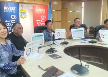 CHOW Kon Yeow (tengah) menunjukkan data prestasi pelaburan di Pulau Pinang dalam sidang akhbar di George Town,  hari ini.
