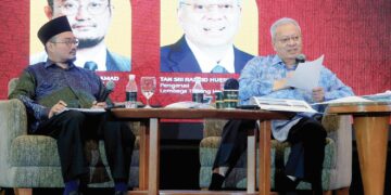 RASHID Hussain (kanan) menyampaikan pandangan pada sesi bual bicara Dialog Ummah bertajuk “Realiti dan Masa Depan Tabung Haji” di Tenera Hotel, Bangi, semalam. Turut serta, Ketua Pegawai Eksekutif Lembaga Tabung Haji, Mustakim Mohamad.