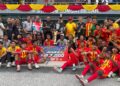 Penaung PBMM, Yang di-Pertua Negeri Melaka, Tun Dr Ali Mohd Rustam menyampaikan hadiah dan trofi kemenangan Piala Agong kepada pasukan Selangor.